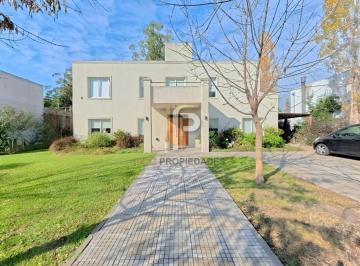 Casa · 228m² · 4 Ambientes · 3 Cocheras · Venta Casa en Pilar del Lago
