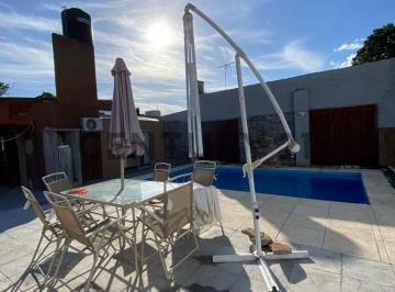 Casa · 130m² · 3 Ambientes · 2 Cocheras · Casa en Venta Ubicada en Calle 132 Entre 530 y 531. Dos Dorm. y Piscina.