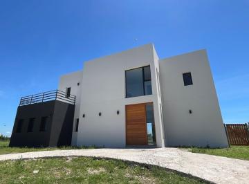 Casa · 218m² · 5 Ambientes · 2 Cocheras · Casa en Venta en San Sebastian - Area 1, San Sebastian, Escobar