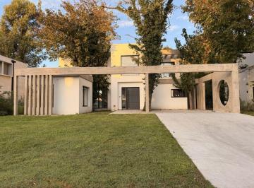 Casa de 5 ambientes, Berazategui · Imponente Casa 5 Ambientes a Estrenar en 2 Plantas con Piscina