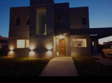 Casa · 199m² · 4 Ambientes · 2 Cocheras · Venta Casa - Barrio San Sebastian - 4 Ambientes