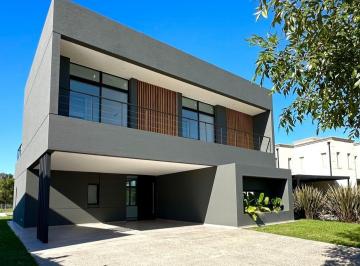 Casa · 199m² · 5 Ambientes · 2 Cocheras · Casa Venta - Barrio Molino Centro - Haras Santa María - 5 Ambientes