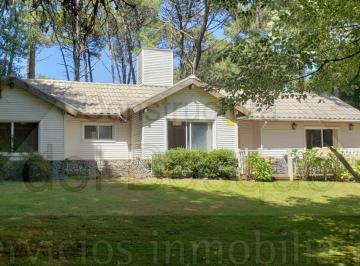 Casa de 4 ambientes, Cariló · Casa de Estilo Canadiense con Hermoso Jardín (Cod - 23)