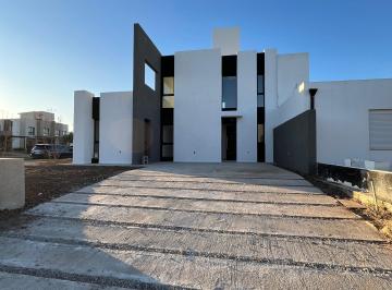 Casa de 4 ambientes, Córdoba · Docta - Casa 3 Dorm.