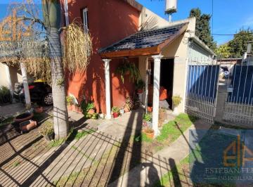 Casa · 238m² · 4 Ambientes · 4 Cocheras · Casa en Venta 4 Ambientes con Cochera Apto Credito Villa Luzuriaga
