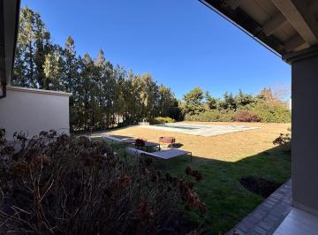 Jardín · Buen Gusto y Estado Impecable - Lomas de La Carolina - Recibe Menor