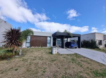 Casa de 4 ambientes, Ezeiza · San Felipe de Canning! Alquiler Totalmente Amoblada con 3 Dorm. y Piscina!
