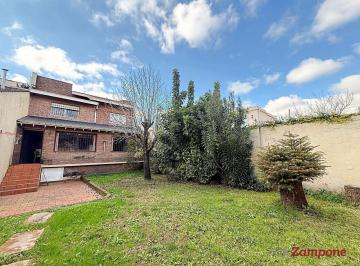 Casa · 233m² · 8 Ambientes · 2 Cocheras · Casa 4 Ambientes con Jardín y Cochera en Venta Excelente Ubicación en Martínez