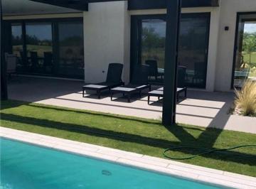 Casa · 250m² · 4 Ambientes · 5 Cocheras · Casa en Venta en Bº Cº Everlinks Luján