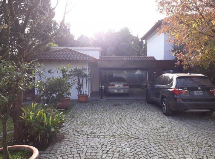 Casa · 350m² · 4 Dormitorios · 2 Cocheras