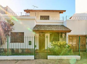 Casa · 143m² · 4 Ambientes · 1 Cochera · Venta - Casa Chalet de 4 Amb. en Lote Propio en Beccar con Jardín