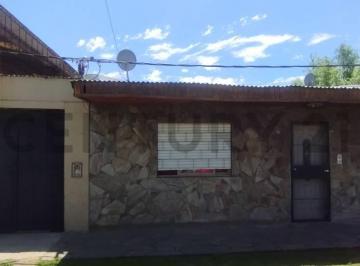 Casa · 81m² · 4 Ambientes · 10 Cocheras · 526 Entre 120 y 121. Casa en Venta Tolosa