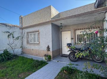 Casa de 4 ambientes, Lanús · Venta Casa 4 Ambientes con Jardín en Remedios de Escalada