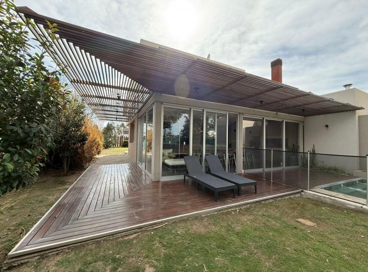 Casa · 330m² · 4 Ambientes · 2 Cocheras