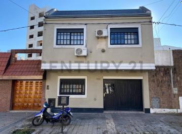 Casa · 100m² · 5 Ambientes · 1 Cochera · Venta de Casa PH 61 Casi 19 - 3 Dorm