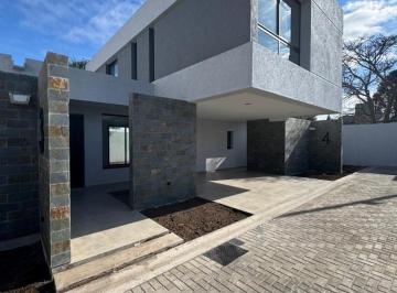 Casa · 174m² · Venta de Casas de 3 Dorm. en Villa Belgrano - Housing