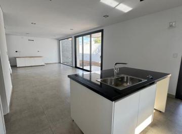 Casa · 174m² · 4 Ambientes · 2 Cocheras · Venta de Casas de 3 Dorm. en Villa Belgrano - Housing