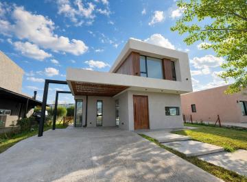 Casa · 188m² · 5 Ambientes · 2 Cocheras · Casa Moderna con Diseño en Venta en Barrio Araucarias, Puertos, Escobar, G. B. a. Zona Norte