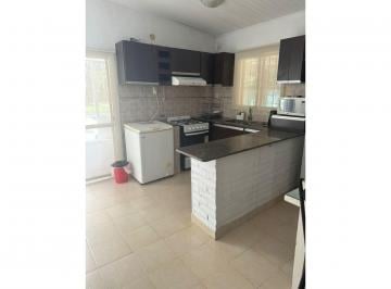 Casa · 51m² · 4 Ambientes · 4 Cocheras · Casa a La Venta en Villa Amelia, con Galpon y Deposito. Villa Amelia.