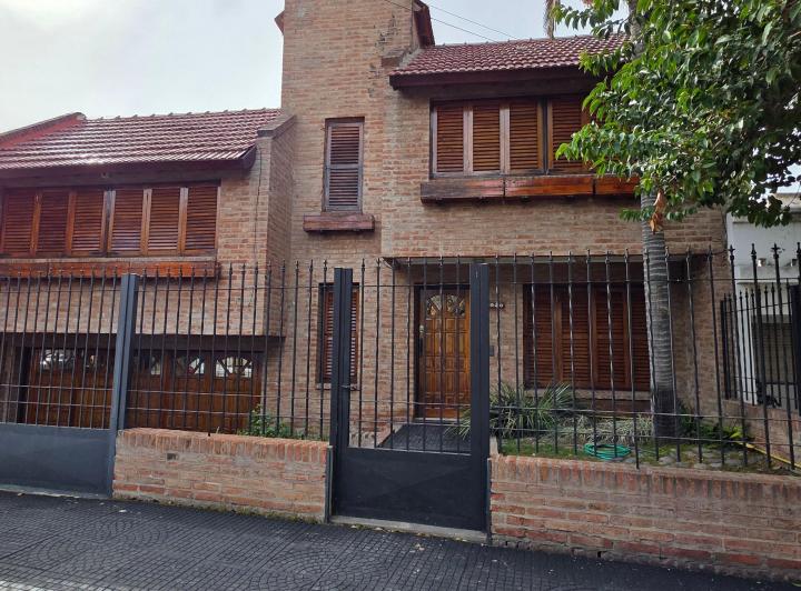 Casa · 204m² · 7 Ambientes · 2 Cocheras