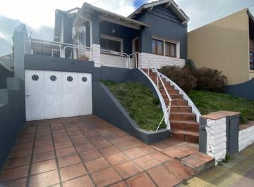 Casa · 220m² · 2 Dormitorios · 2 Cocheras · Casa en Venta
