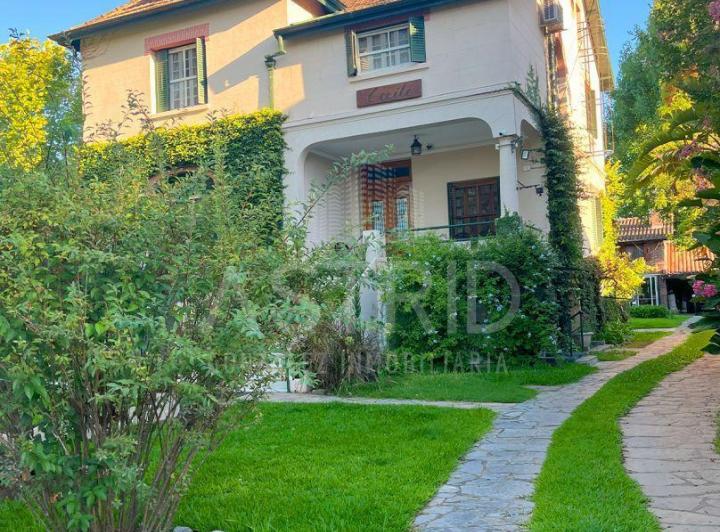 Casa · 1200m² · 7 Ambientes · 1 Cochera