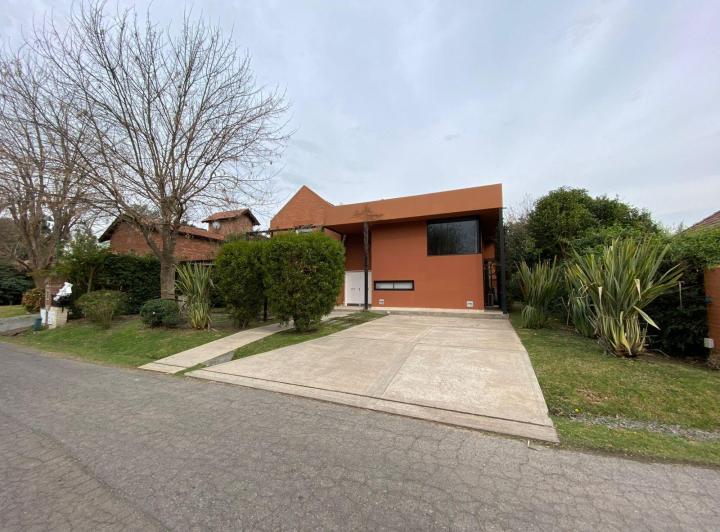 Casa · 140m² · 4 Ambientes · 2 Cocheras