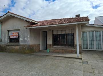 Casa · 90m² · 3 Dormitorios · 1 Cochera · Mogotes; P/ Arreglar. Chalet 3 Ambientes C/ Dependencia.