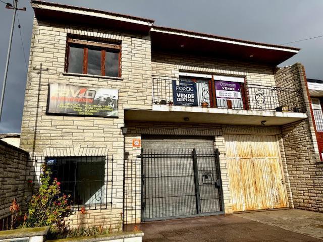 Chalet 4 amb, 288m² con local, cochera y parque — Saavedra