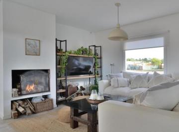 Casa · 211m² · 4 Ambientes · 3 Cocheras · Impecable Casa a La Venta en Costa Esmeralda