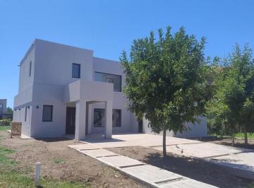 Casa · 276m² · 4 Ambientes · 4 Cocheras · Casa a Estrenar en Altos de Campo Grande - Pilar