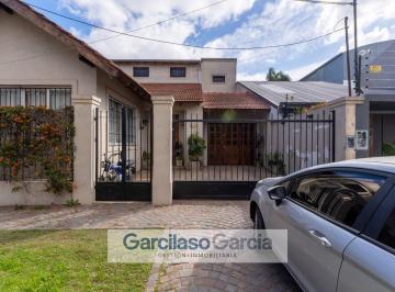 Casa · 230m² · 4 Ambientes · 1 Cochera · Casa en Venta en Castelar, Morón, G. B. a. Zona Oeste