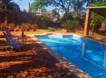 Casa · 201m² · 10 Ambientes · 1 Cochera · Amplio Chalet en B° Jardin