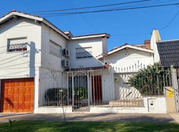 Casa · 226m² · 4 Ambientes · 1 Cochera · Casa en Castelar