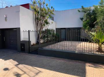 Casa de 3 ambientes, La Plata · Excelente Casa con Pileta y Quincho Ubicada en Zona de 22 E/49 y 50 - La Plata