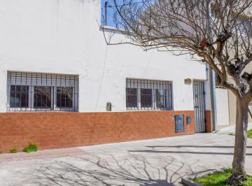 Casa · 39m² · 2 Dormitorios · Casa PH Frente 3 Amb. con Patio - Gaboto y R. S. Peña