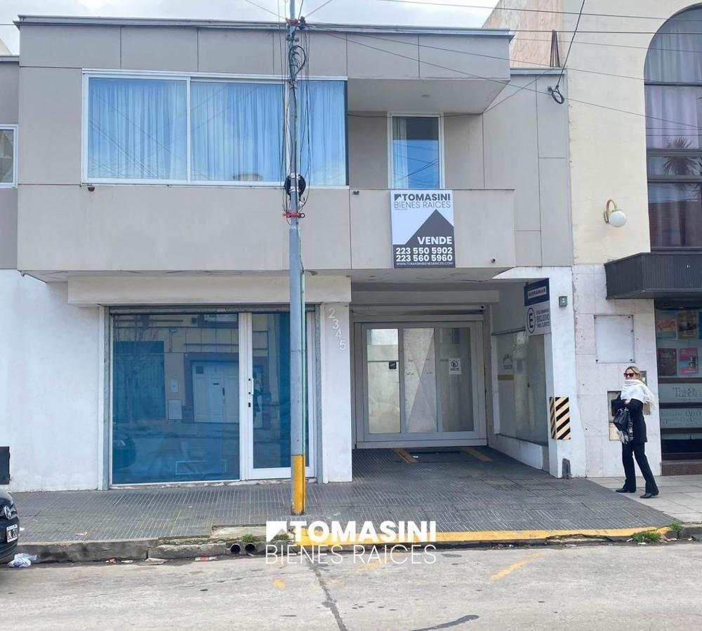 Venta en block que incluye dos departamentos de 2 ambientes, un local comercial y cocheras
