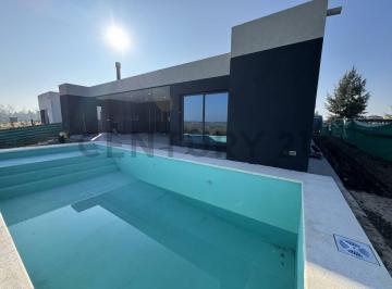 Casa · 261m² · 3 Dormitorios · 2 Cocheras · Vende - Permuta - Financia Casa 5 Ambientes en Barrio Cerrado El Naudir Escobar