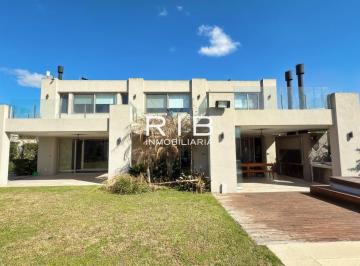 Casa · 437m² · 4 Ambientes · 2 Cocheras · Excelente Propiedad con Detalles de Categoría en Barrio La Paz