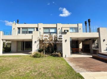 Casa · 437m² · 4 Ambientes · 2 Cocheras - RIB INMOBILIARIA (CSI 5901 Osvaldo Sobico) · Excelente Propiedad con Detalles de Categoría en Barrio La Paz