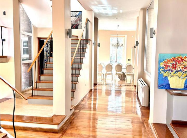 Casa · 375m² · 8 Ambientes · 5 Cocheras