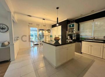 Casa · 350m² · 5 Ambientes · 4 Cocheras · Casas en Venta en Abril Hudson, 4 Dorm. con Pileta Barrio Privado