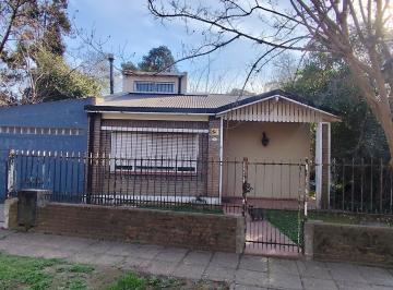 Casa de 5 ambientes, Moreno · Chalet con Estilo, Funcionalidad y Gran Espacio Exterior