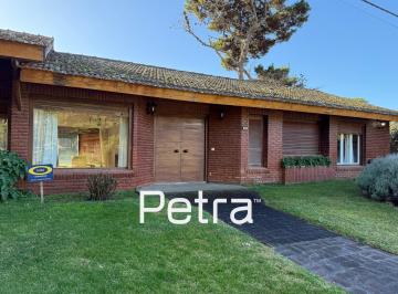 Casa · 180m² · 6 Ambientes · 4 Cocheras · Casa en Venta en Pinamar. a 300 m del Centro