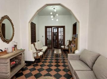 Casa · 236m² · 5 Ambientes · Venta Casa Al Frente Dos Dorm. Quincho, Patio y Cochera en Zona Pichincha