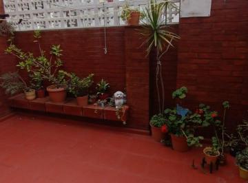PH de 3 ambientes, Parque Chacabuco · Venta Depto Tipo PH 3 Ambientes con Quincho y Terraza. Av Cobo 1241