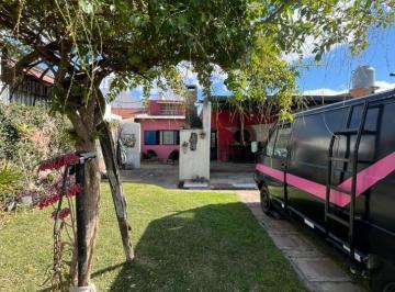 Casa · 102m² · 6 Ambientes · 2 Cocheras · Casa a La Venta en Calle Soldado Mosto