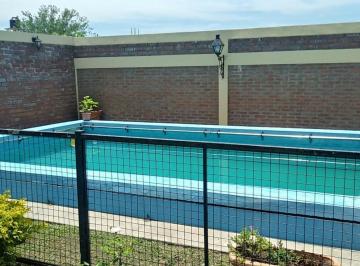 Casa · 214m² · 4 Ambientes · 2 Cocheras · Totalmente Renovada