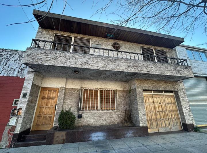 Casa · 353m² · 8 Ambientes · 2 Cocheras