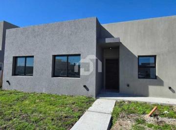 Casa · 140m² · 4 Ambientes · 2 Cocheras · Casa en Venta en San Ramón, Pilar del Este, Pilar